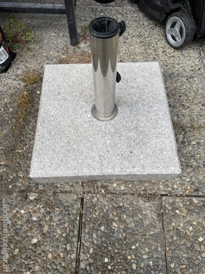 Sonnenschirmständer mit Granitplatte Bild 2