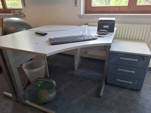 Schreibtisch und Wohnwand für Jugendzimmer