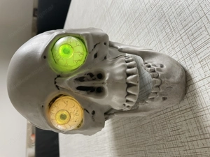 Halloween - Totenkopf mit leuchtenden Augen 