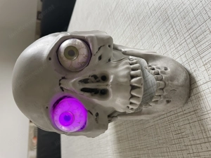 Halloween - Totenkopf mit leuchtenden Augen  Bild 2