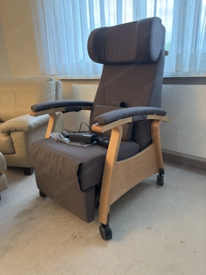 Bequemer Fernsehstuhl mit Rollen elektrisch Pflegesessel Bild 2