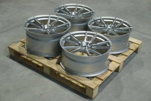 SET-JR#406 Japan Racing JR21 20x8,5-10 ET35-40 Felgenset 