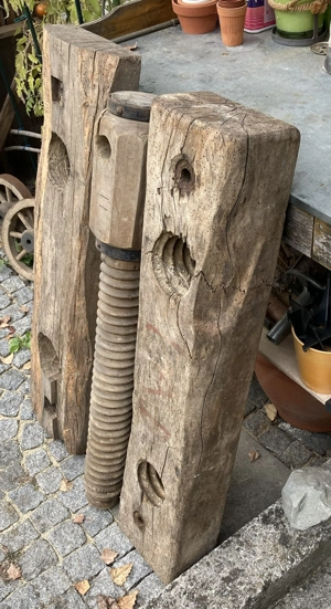Weinpresse Holzbalken und -Schraube Bild 2