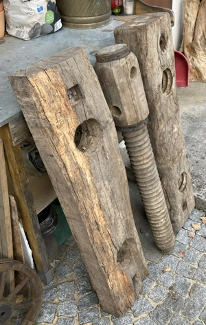 Weinpresse Holzbalken und -Schraube Bild 4