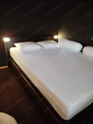 Bett Gestell 160cm x 200cm in dunkelbraun mit Beleuchtung