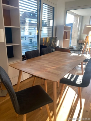 Tisch aus Holz mit Stühlen