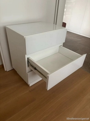 Nachtkästchen in Weiß mit Glasfront Bild 2