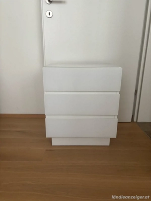 Nachtkästchen in Weiß mit Glasfront