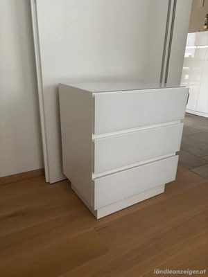 Nachtkästchen in Weiß mit Glasfront Bild 3