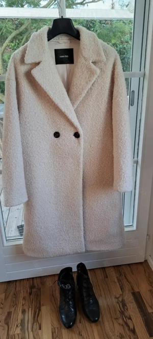 neuwertiger Wintermantel  und Stiefletten     Bild 2