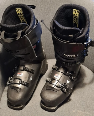 Skiausrütung , Schuhe und Helm mit Brille  Bild 3