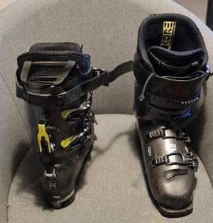 Skiausrütung , Schuhe und Helm mit Brille  Bild 2