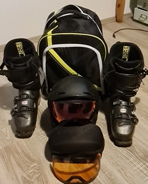 Skiausrütung , Schuhe und Helm mit Brille 