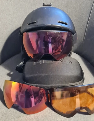 Skiausrütung , Schuhe und Helm mit Brille  Bild 4