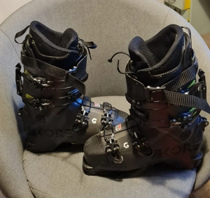 Skiausrütung , Schuhe und Helm mit Brille  Bild 6