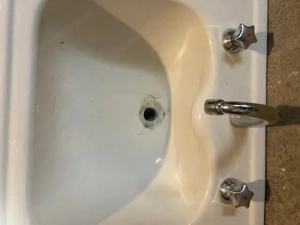 altes Keramikwaschbecken  Bild 2