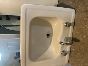 altes Keramikwaschbecken 