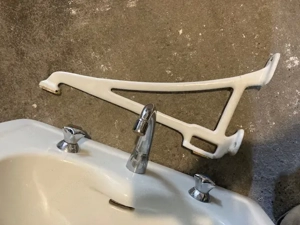 altes Keramikwaschbecken  Bild 3