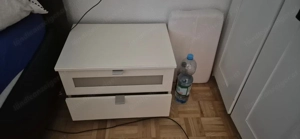 Nachtkästchen in weiß