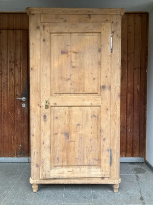 alter Holzschrank Bild 3