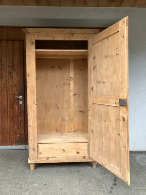 alter Holzschrank Bild 2