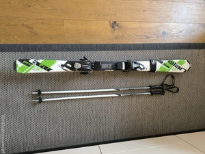 Kinderski mit Skistöcken