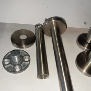 massive Halterungen für Gardinenstangen in Chromoptik Bild 3