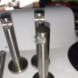 massive Halterungen für Gardinenstangen in Chromoptik Bild 2