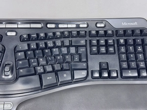 Microsoft Natural Ergnomic Keyboard 4000 (Deutsch), USB-Anschluss Bild 2