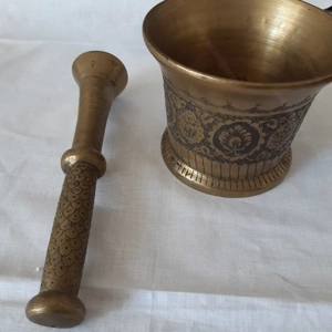 Messingtopf mit verziertem Stößel
