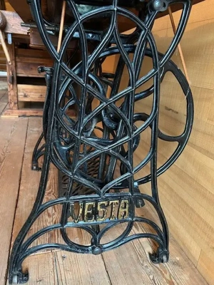 alte Nähmaschine Bild 3