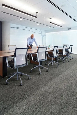 Schöne moderne 25 x 100 cm Teppichfliesen von Interface Bild 3