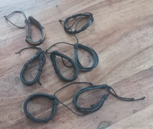 Schwarze Armbänder zu verschenken