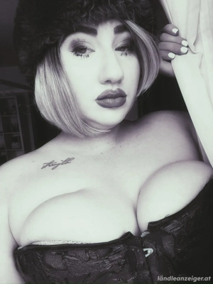 i am selling 127 pictures for one euro