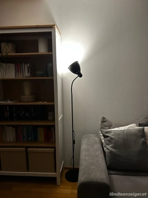 Stehlampe mit Glühbirne