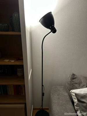 Stehlampe mit Glühbirne Bild 2