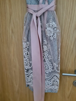 Dirndl mit Spitzenschürze Bild 2