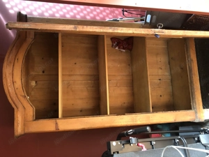 Alter Kasten mit Einlagen Bild 2