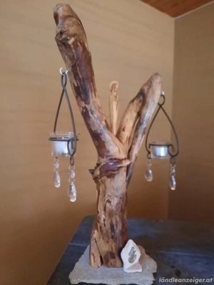 Kunstwerke aus Wurzelholz und Stein