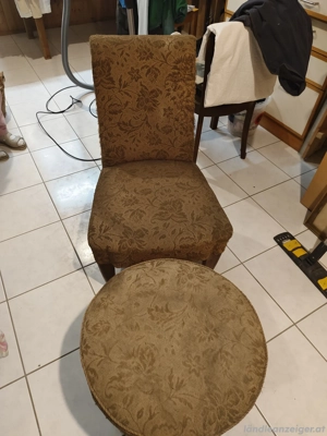 alter Sessel mit Hocker 