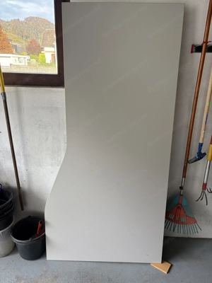 Großer Schreibtisch, grau