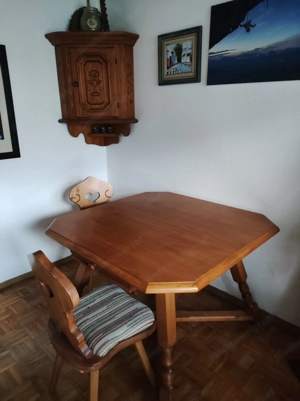 Tisch mit 2 Stühlen und Eckkästlein