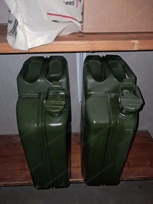 Zwei Kanister 20l