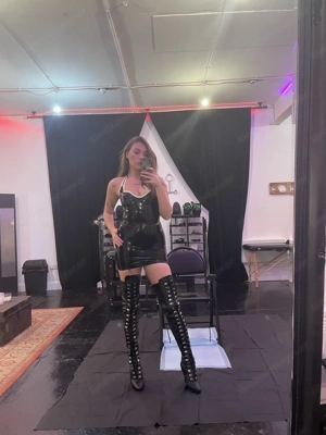 Herrin Lady Angela heißt Dich herzlich willkommen Bild 3