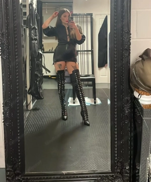 Herrin Lady Angela heißt Dich herzlich willkommen Bild 2