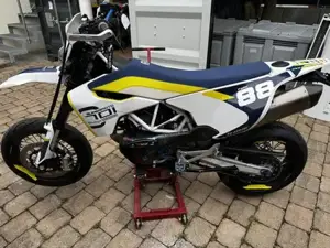 Husqvarna 701 Supermoto Bild 5