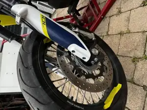 Husqvarna 701 Supermoto Bild 2