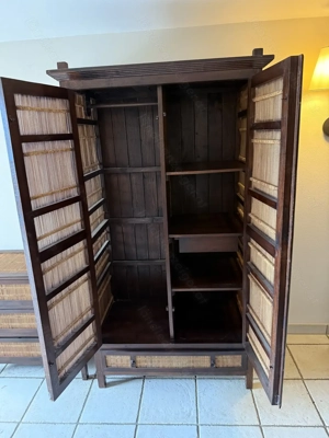 Wunderschöner (Dielen-)Schrank und dazu passende Kommode wegen Wohnungsauflösung zu verkaufen. Bild 2