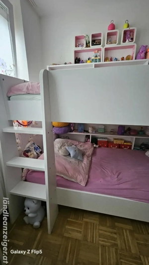 Doppelbett mit Regal