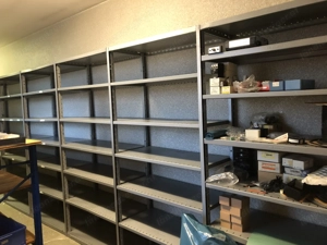 Regale und Büro Tische 